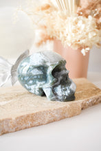 Load image into Gallery viewer, moss agate skull 01
