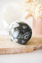 Load image into Gallery viewer, moss agate skull 01
