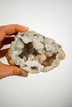 Load image into Gallery viewer, druzy agate geode 01
