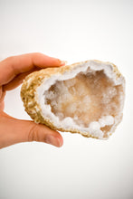 Load image into Gallery viewer, druzy agate geode 05
